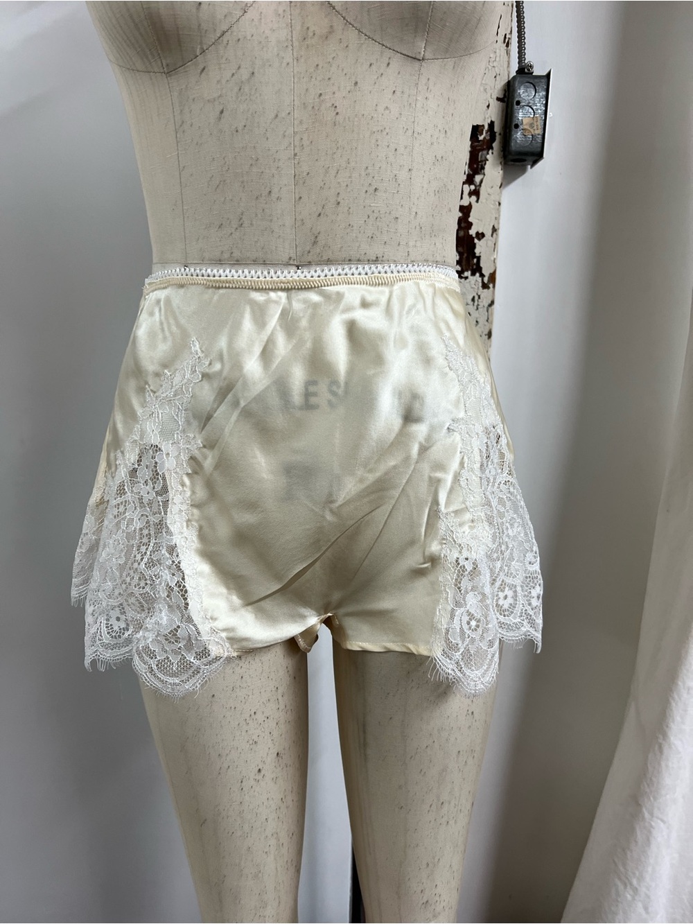 Silk Lace High-Waist Tap Shorts – Cream